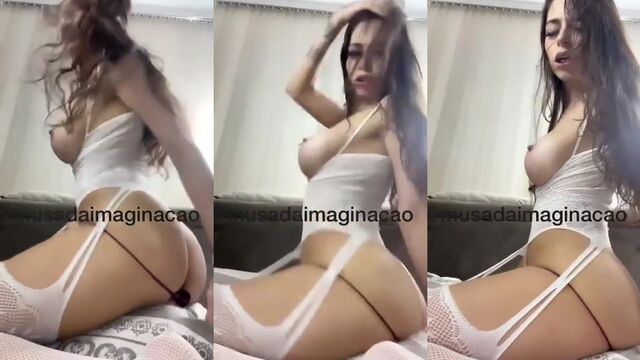 Jenny Reis is a sexy chick with two round and beautiful tits
