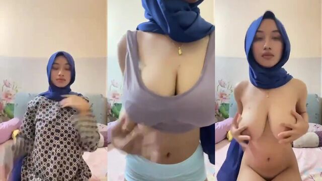 An Asian girl is having fun with her boyfriend in a quick session