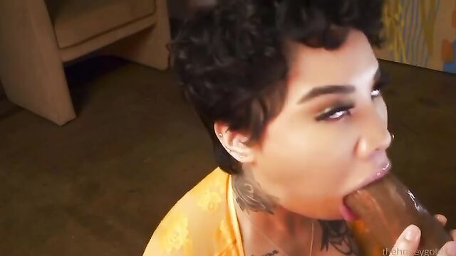 Golden woman proves her love by sucking and fucking as a gold digger