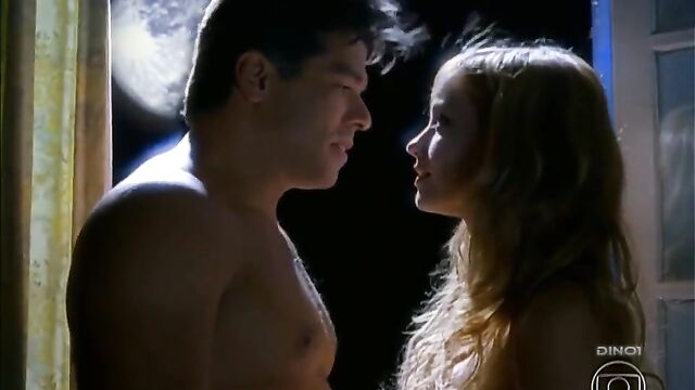 Rosanne Mulholland is a naughty putaria in bed