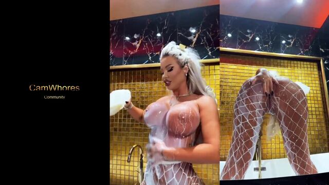 Hairy pussy of Loredana gets fucked in a special way