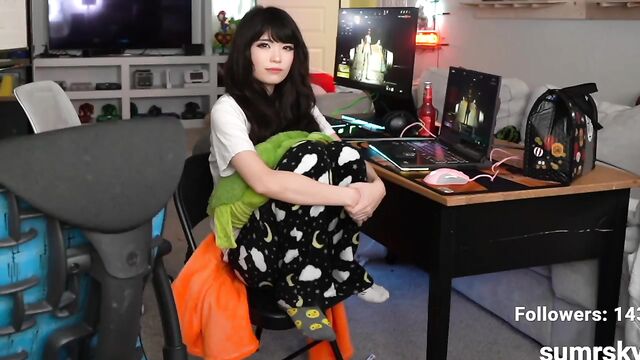 Redhead anime FemDom tastes Valentine's pussy in a threesome