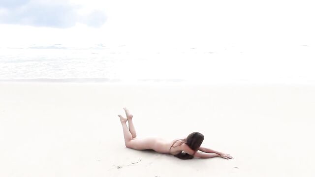 A hot blogger girl Jessa has no clothes on the body