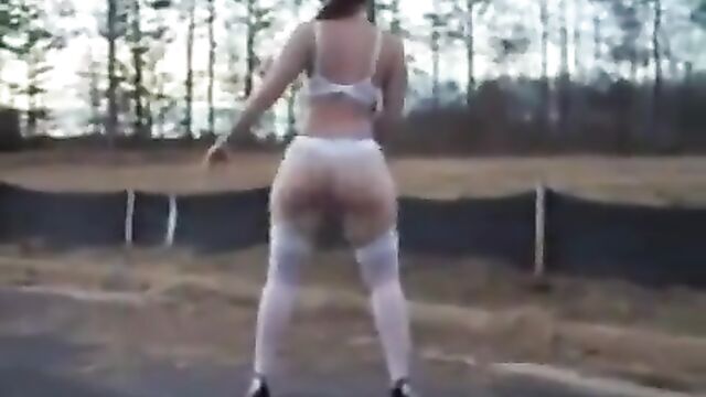 Virgo Peridot shakes big booty outdoors in steamy scene