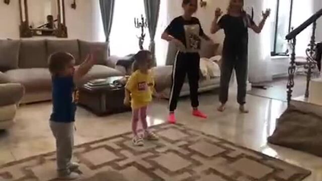 Анна Хилькевич с подругой и детьми станцевали под хит рэйв-группы Skibidi