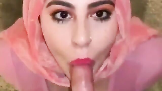 A beautiful Muslim woman with a hijab gives an amazing blowjob and cumshot