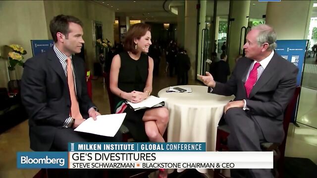 MILF reporter Stephanie Ruhle gets pokies and legs attention