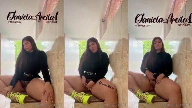 Dani Arcila, the shameless girl who gets naked on the beach