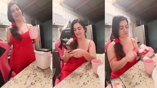 A hot mom awaits in a steamy live session