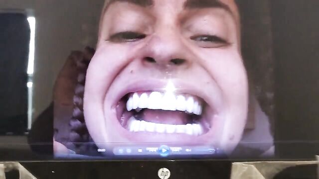 Xehli has a great time with a tasty tooth fetish