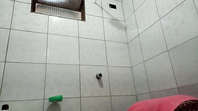 Babe washing her hair and taking a bath, very relaxing