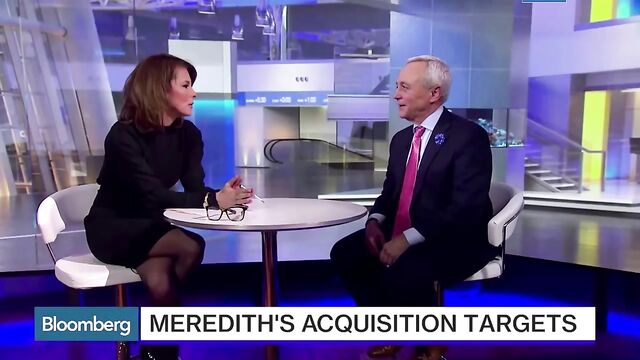 MILF reporter Stephanie Ruhle gets her legs and pokies exposed
