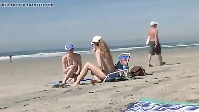 Public urine on the beach with a beautiful body, what a view!