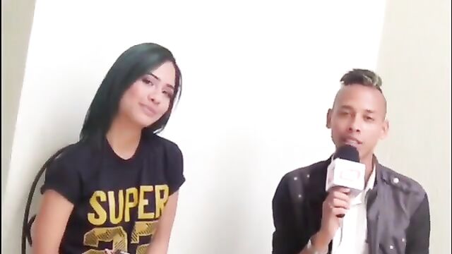 A girl with a great ass twerks and shakes it hard
