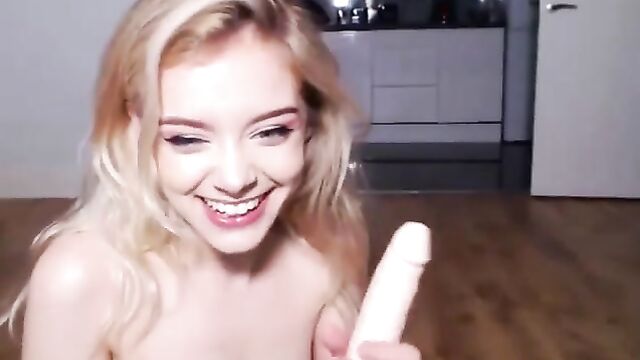Kitty Cashew, the camgirl with two personalities, offers a sensual massage