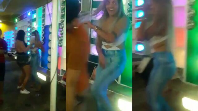 Loira with big ass dancing with her tits out