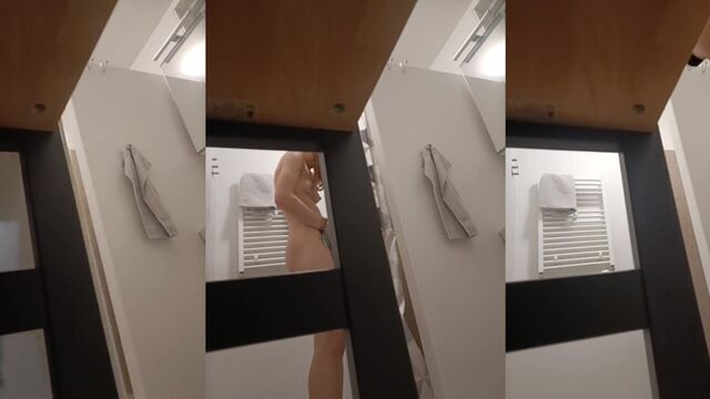 Young Netherlands girl Kyra Köhne exposed her tight pussy online