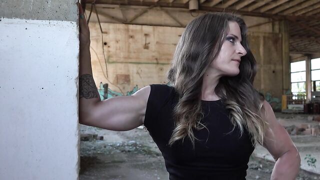 Female bodybuilder Roxy Flexing her nice arms muscles