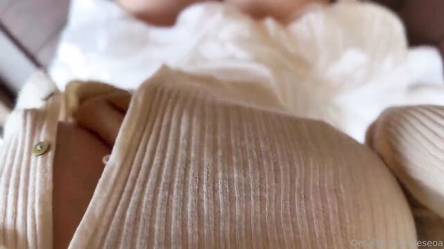 This ABG is too sexy, her body is perfect and she knows it