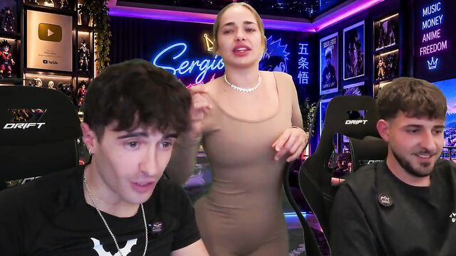 Phat ass Latina takes back shots in a spicy TikTok kick live