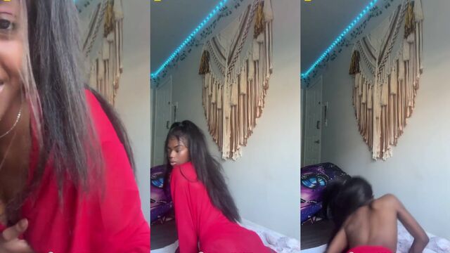 Petite Ebony with a great ass twerks and shows her boobs