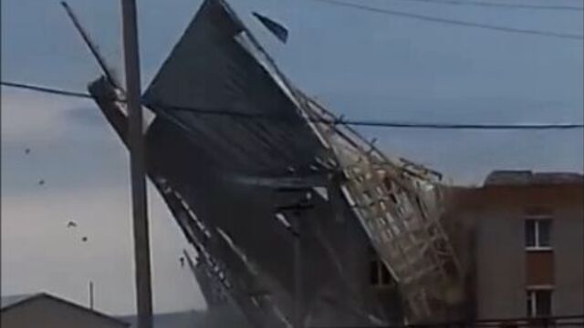 Порывами ветра сорвало крышу дома культуры в селе Боровка Самарской области, 22.04.2018.