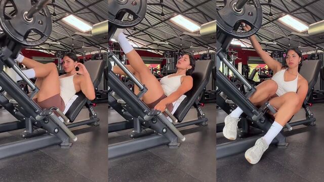 Amazing girls from the gym are doing pull-ups