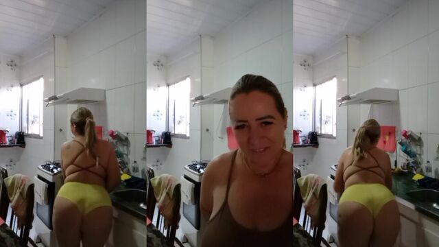 Loirinha with big ass rebouncing on her panties