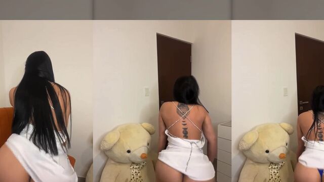 A Colombian woman with a big ass fucks on webcam