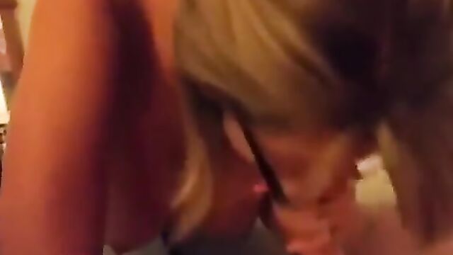 A mature woman can't stop doing blowjob