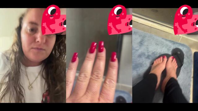 A sexy MILF goddess shows her beautiful soles in ft action