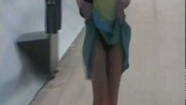 Ветер юбку поднимает, видео под юбкой