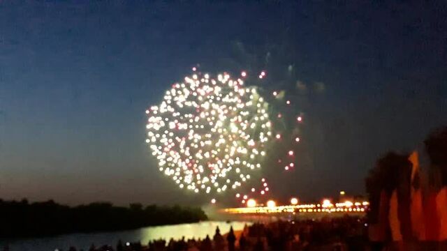 Фрагмент салюта на День города. Омск, 3 августа 2019