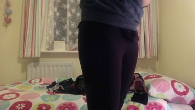 узкая пизда. решила записать гайд по установке анальной пробки, снимает на камеру, домашнее видео, анал, пробка,