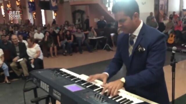 Пока невеста опаздывала жених сыграл известные темы из кинофильмов на свадьбе