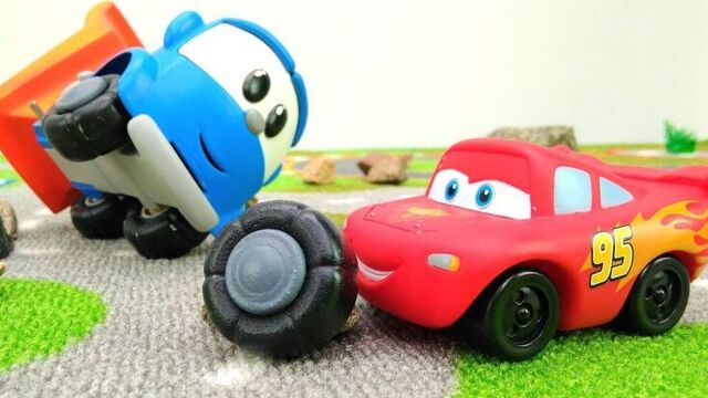 Грузовичок Лева и Молния Маквин! Видео про #МАШИНКИ для детей. #Маквин учит гонять Лёву Грузовичка