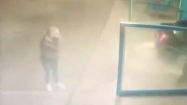 На автомойке в Краснодаре телка начала доебываться до своего мужика, а тот окатил её напором воды! Можно смотреть вечно!