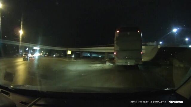 Автобус заехал в мост на Мегамаге. Январь 2017. Ростов-на-Дону