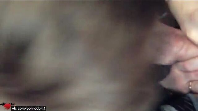 Берёт в рот в автобусе средь бела дня