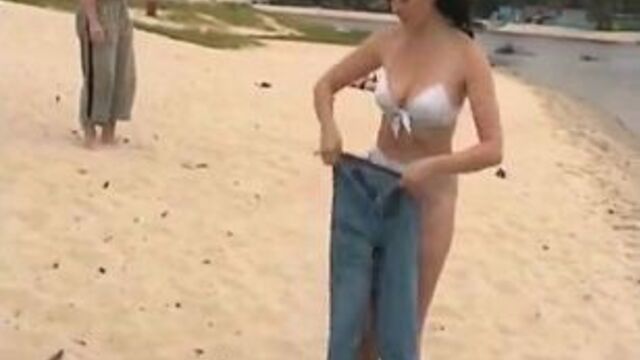 Женщина без комплексов сняла на пляже нижнее белье