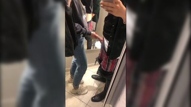 Малышка сосет в примерочной и не стесняется(Русское порно,приятного просмотра,трах,секс,кончил,выебал,молодая,анал)