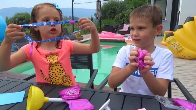 Мистер Макс и Мисс Кейти Челлендж ОБЫЧНОЕ против НАДУВНОГО Нюся ТВ новое Видео на канале Тёти