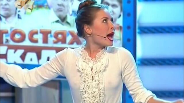 Юлия Михалкова без лифчика в шоу "Уральские пельмени" - В гостях у скалки