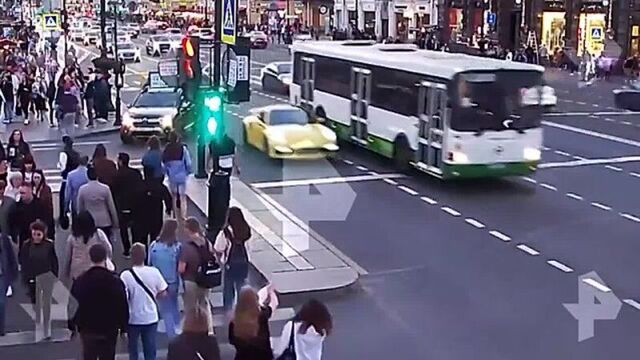 Желтый porshe устроил экстремальный заезд в центре петербурга