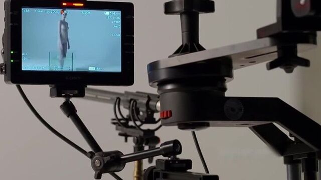 Красивая голая девушка в аквариуме - фотосессия без одежды