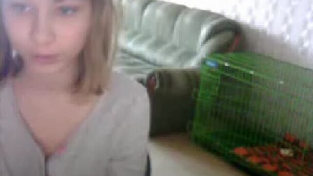 Девушка случайно засветила грудь в видеочате. Хотела показать, развод