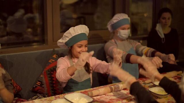 Кулинарный мастер-класс для детей из малоимущих семей в ресторане "Баклажан по-турецки" от доброделов