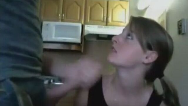 Брат кончил на руку сестре, инцест. Сестра с наслаждением сосала у брата, пока родители уехали по делам, произошёл incest