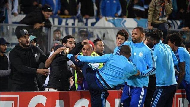 Эвра ударил болельщика ногой по голове во время разминки команды