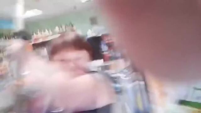 блять выходи отсюда сука убью нахуй блять уходи отсюда блять пошел вон скотина смотри че он делает